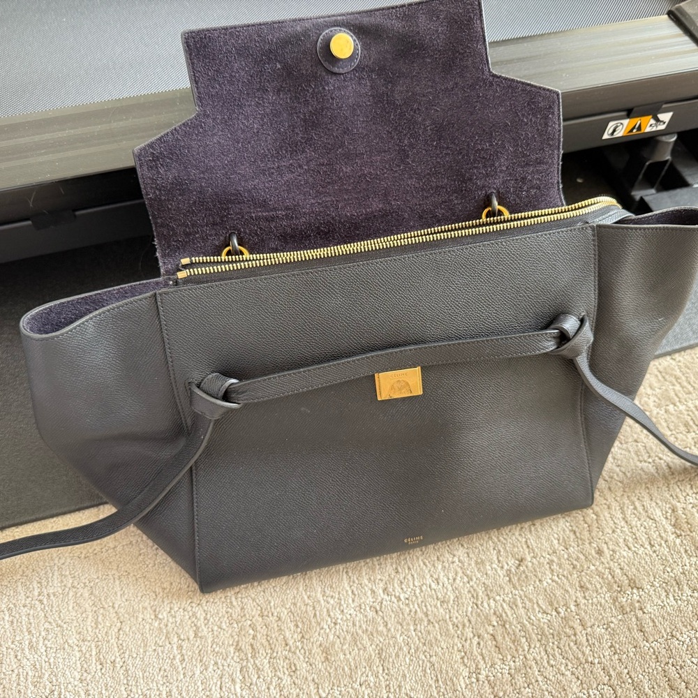 CELINE
Grained Calfskin Large Belt Bag Black